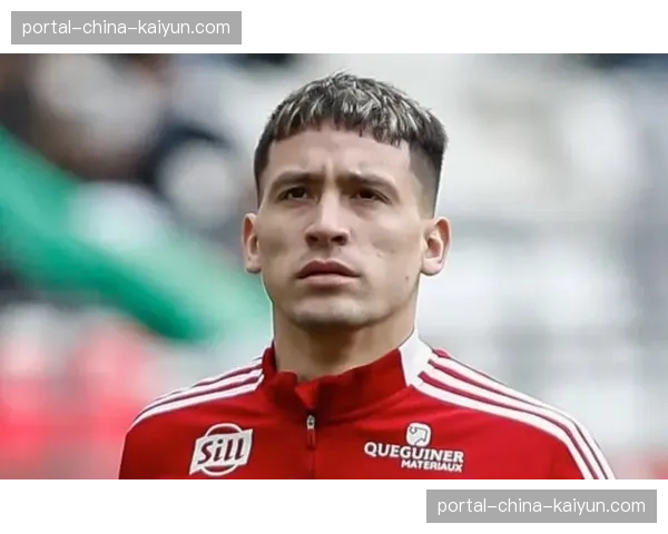 半场战报:布雷斯特1-0领先特鲁瓦,边锋萨特里亚诺头球破门 半场战报:布雷斯特1-0领先特鲁瓦,边锋萨特里亚诺头球破门