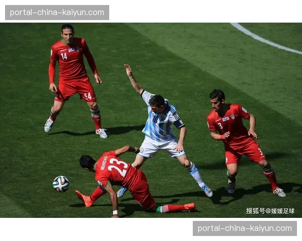 兰斯与布雷斯特1-1握手言和,双方各取一分 兰斯与布雷斯特1-1握手言和,双方各取一分