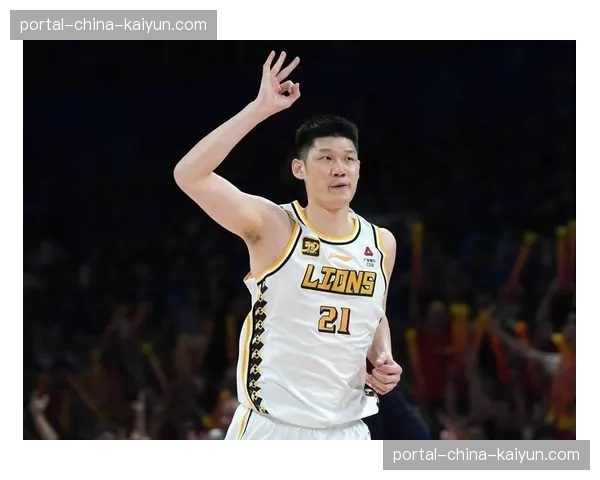 特写：广厦队胡金秋抢下前场篮板并完成准绝杀后，对着镜头指地高喊“这是我们的主场”